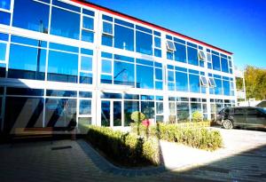 China Three Layers Custom Container Homes PVC Window Galvanized Steel With Stairs factory