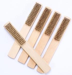 China Heavy Duty Scratch Brush Stainless Steel Wire Brush For Cleaning Rust With Wooden Handle factory