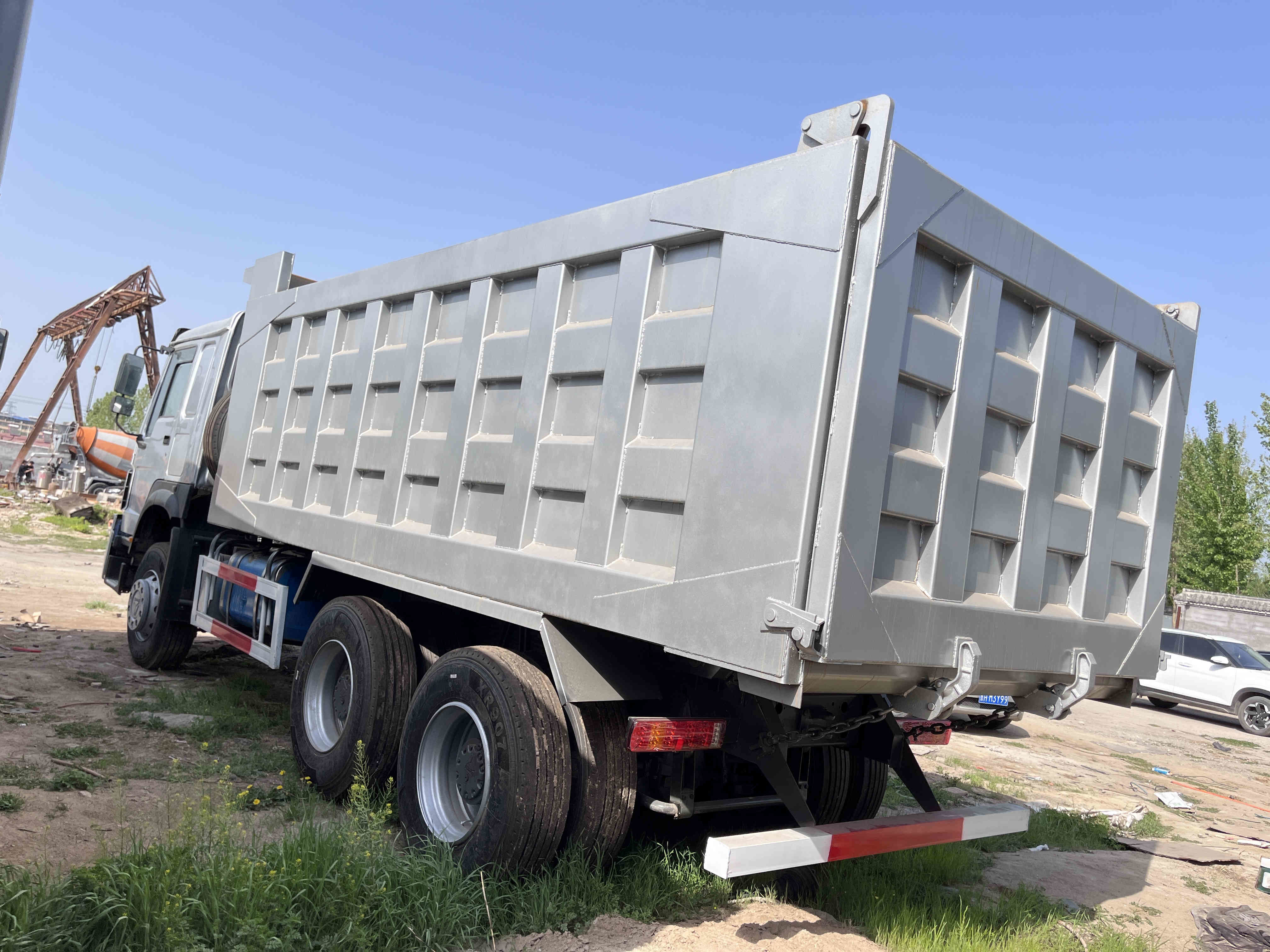 Used Howo Trucks 8 Meters 380hp 6 Cylinders Diesel Engine EURO III 10 Wheels 6×4 Howo Dump Truck ZZ3257