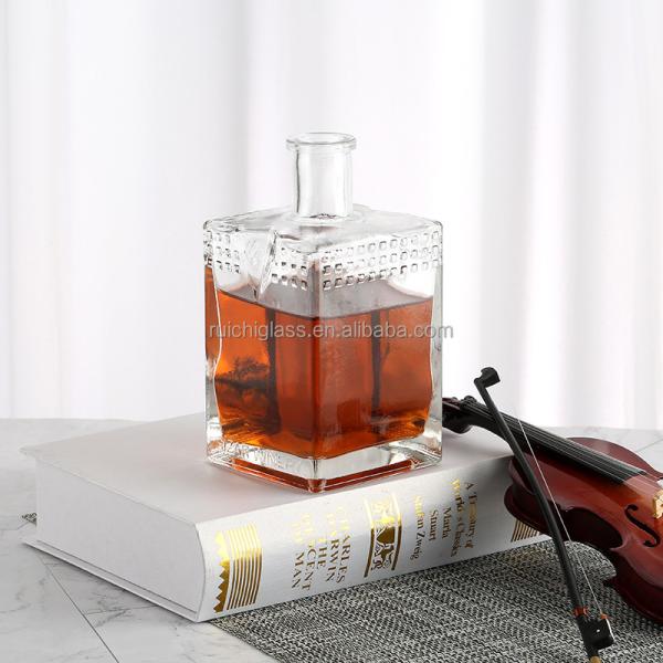 Customize Sealing Type Empty Clear Glass Liquor Bottle 700ml 750ml Vodka Rum