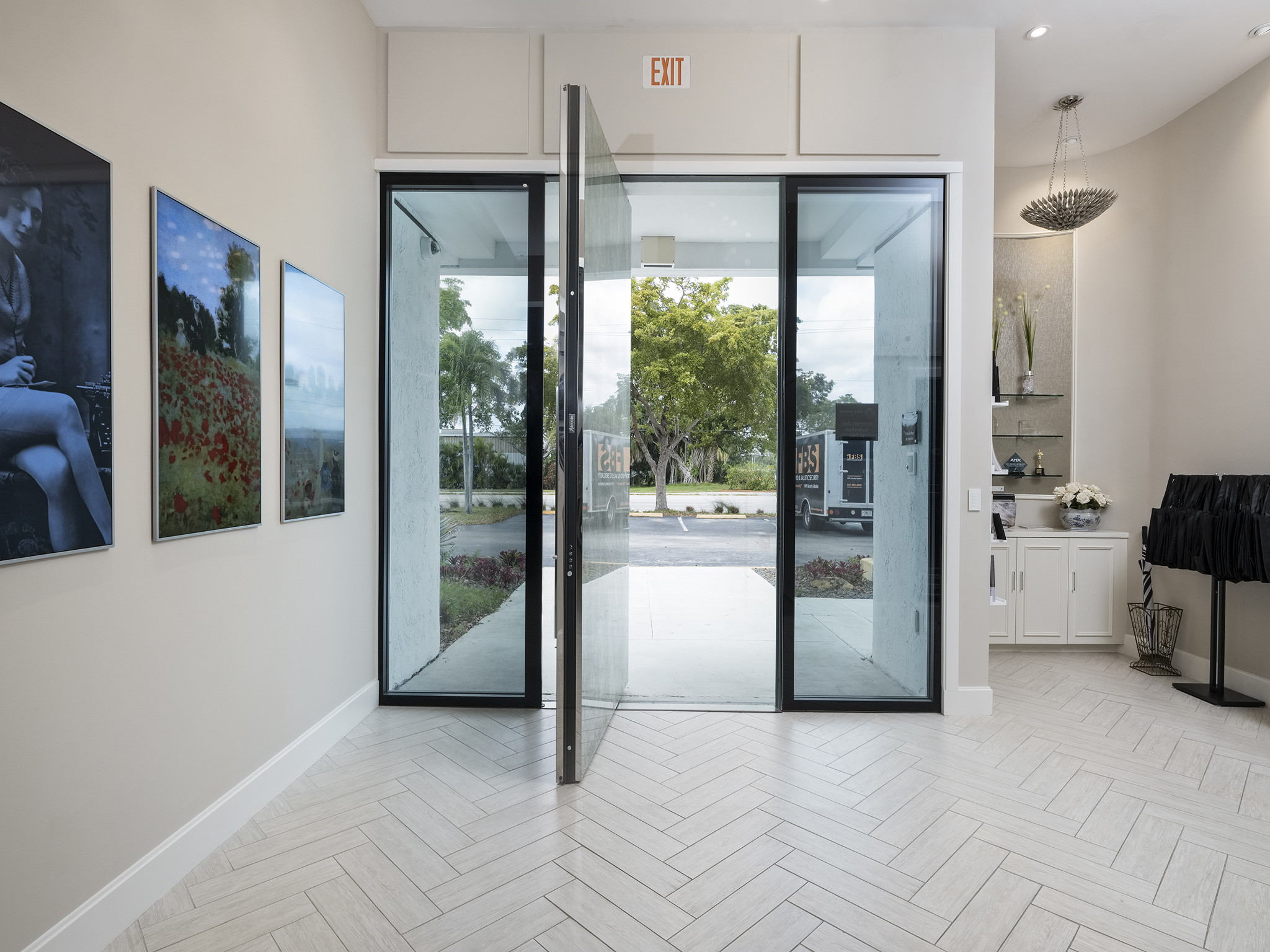 Ultra Clear Insulated Aluminum Glass Partitions For Spring Pivot Door