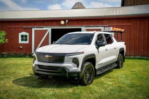 China new energy pickup 2024 Chevrolet Silverado EV with impressive 450miles EPA Range working at 10000lb towing capact factory