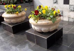 China Garden Stone Flower Pot, Stone Carved Planter, Marble Granite Flower Pot (YKFP-14) factory
