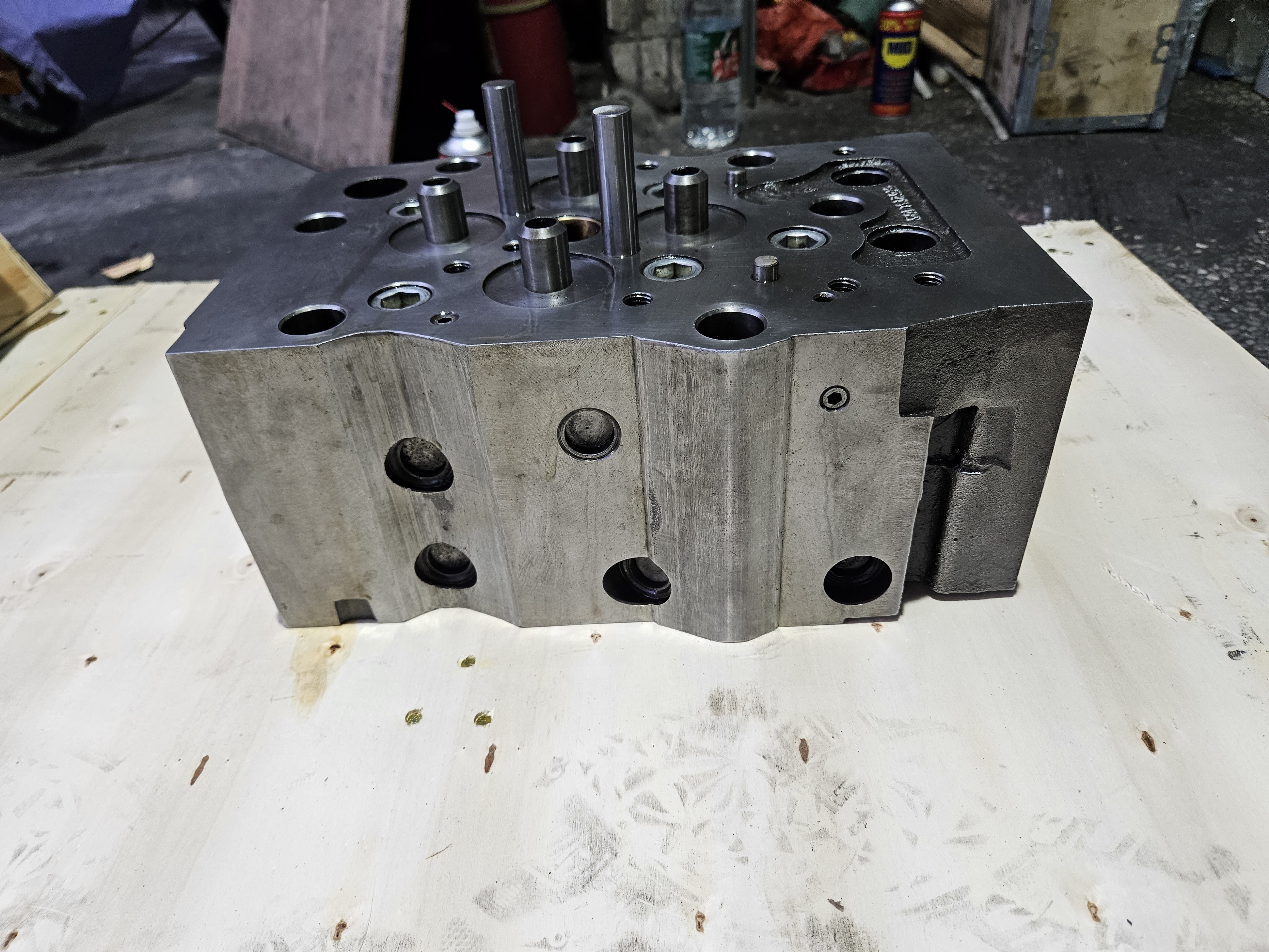 6162-13-1103 Construction Machinery Komatsu Engine Cylinder Head 6d170 Material Casting