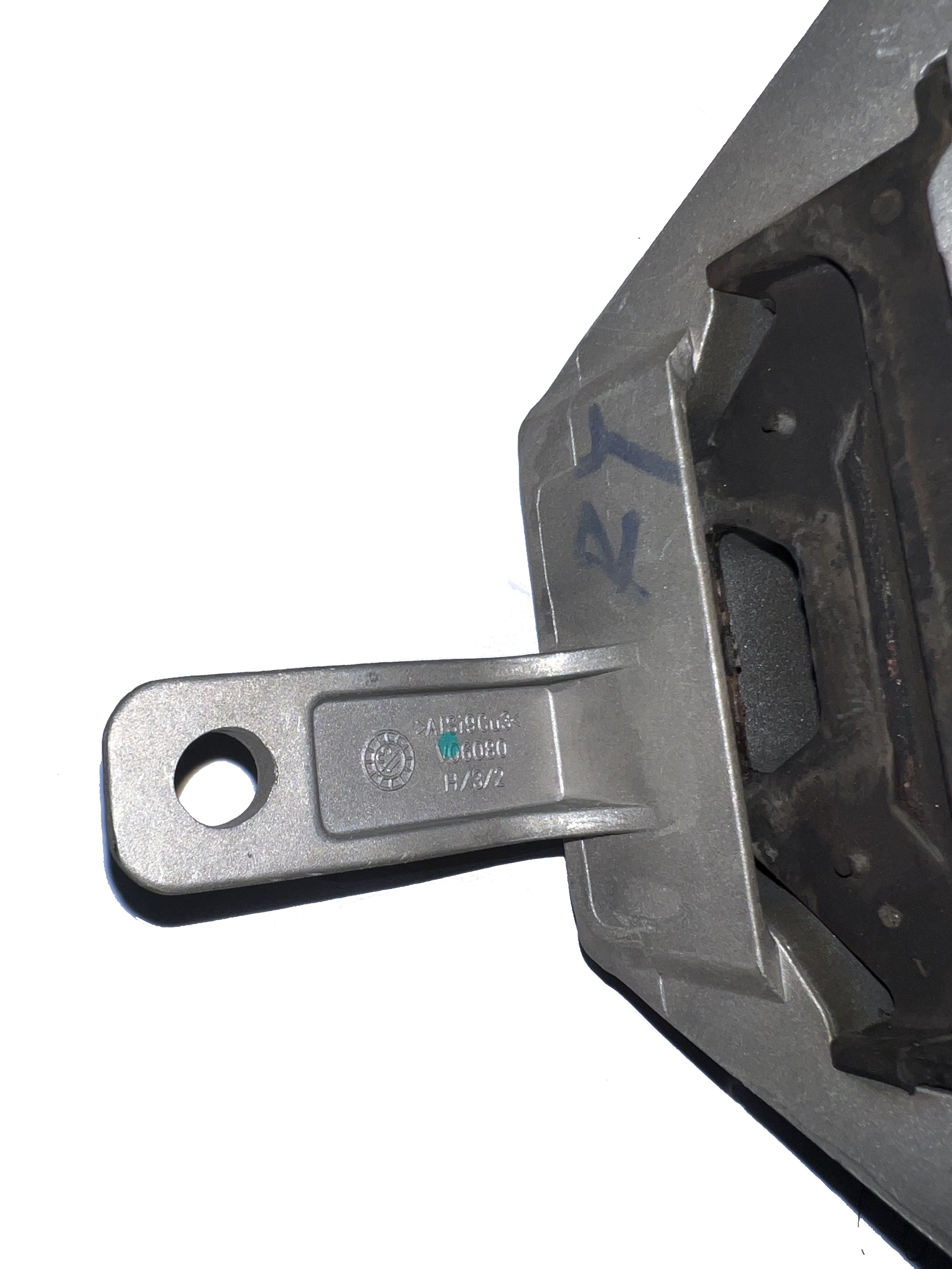 ROEWE SAIC 2.5 Engine Motor Spare Parts Right Engine Bracket For Rw 950 22744337 Best
