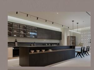 China SGS 890mm Kitchen Cabinet Furniture Custom Modern Style Kitchen Cabinets factory