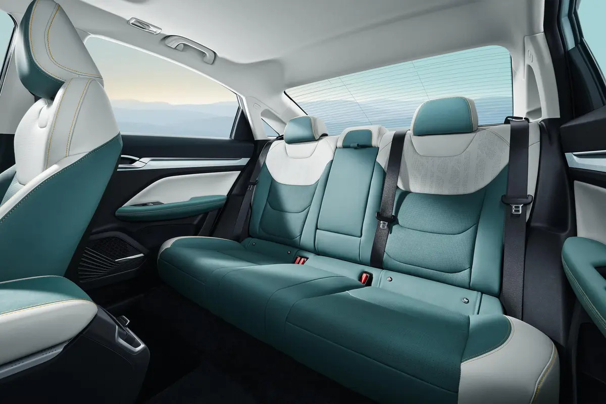 Geely Emgrand L Thor HiP EV Car Plug-in Hybrid 230km/h High speed Long Range 4735*1815*1495mm with speed Safety Features