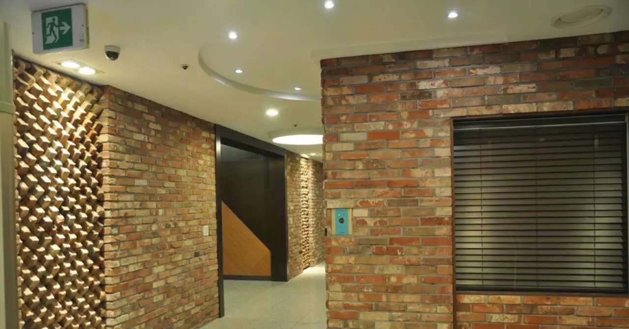 High Intensity Quoin Corners Brick Solid Porosity For Hospital / University