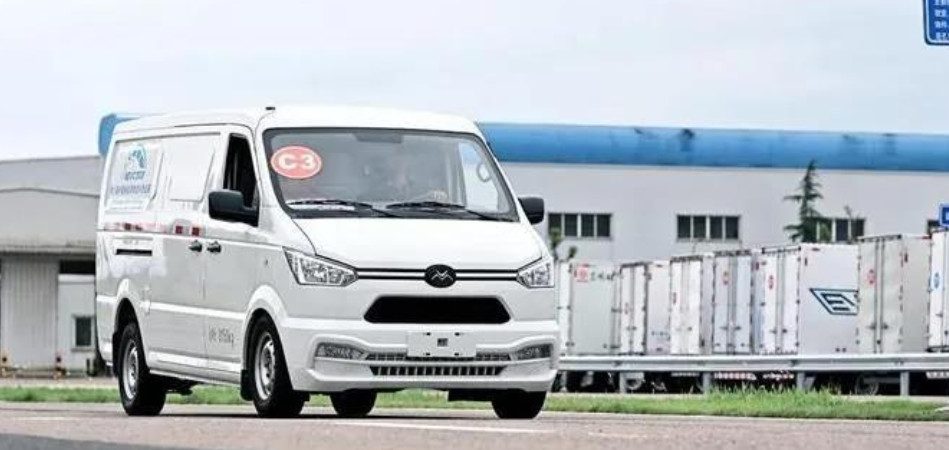 Easy To Maneuver Electric Mini Vans Fast Charging Power Steering Aoyuan Power