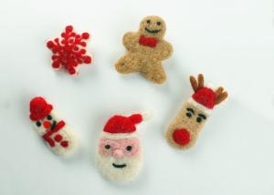 China Handmade Wool Felt Ball Christmas Decorative Brooch For Hat Bag Decoration factory
