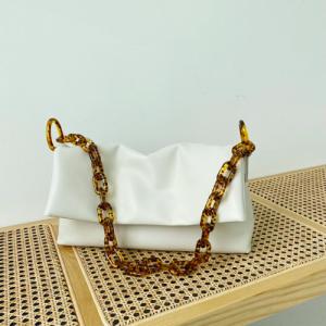 China Zippered Small Underarm Bag 32cm 18cm White Leather Crossbody Bag factory