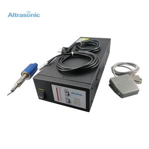 China 30khz Ultrasonic Cutting Machine with Titainum Blade for PVC Neylon Sheets factory