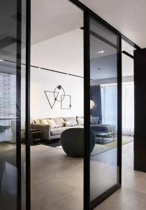 China Customizable Aluminium Sliding Door with Tempered Glass for Modern Homes factory