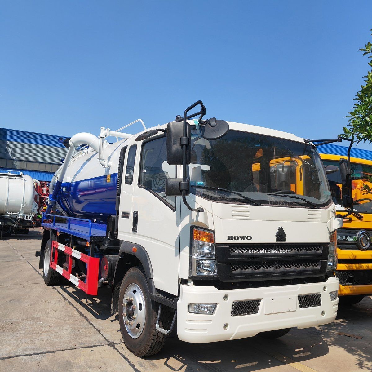 China Sinotruck HOWO Vacuum Sewage Suction Truck , 6000L Septic Tank Truck factory