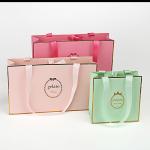 250gsm Paper Gift Bags With Handles Hot Stamping Retail Green Bags With Gold Rim