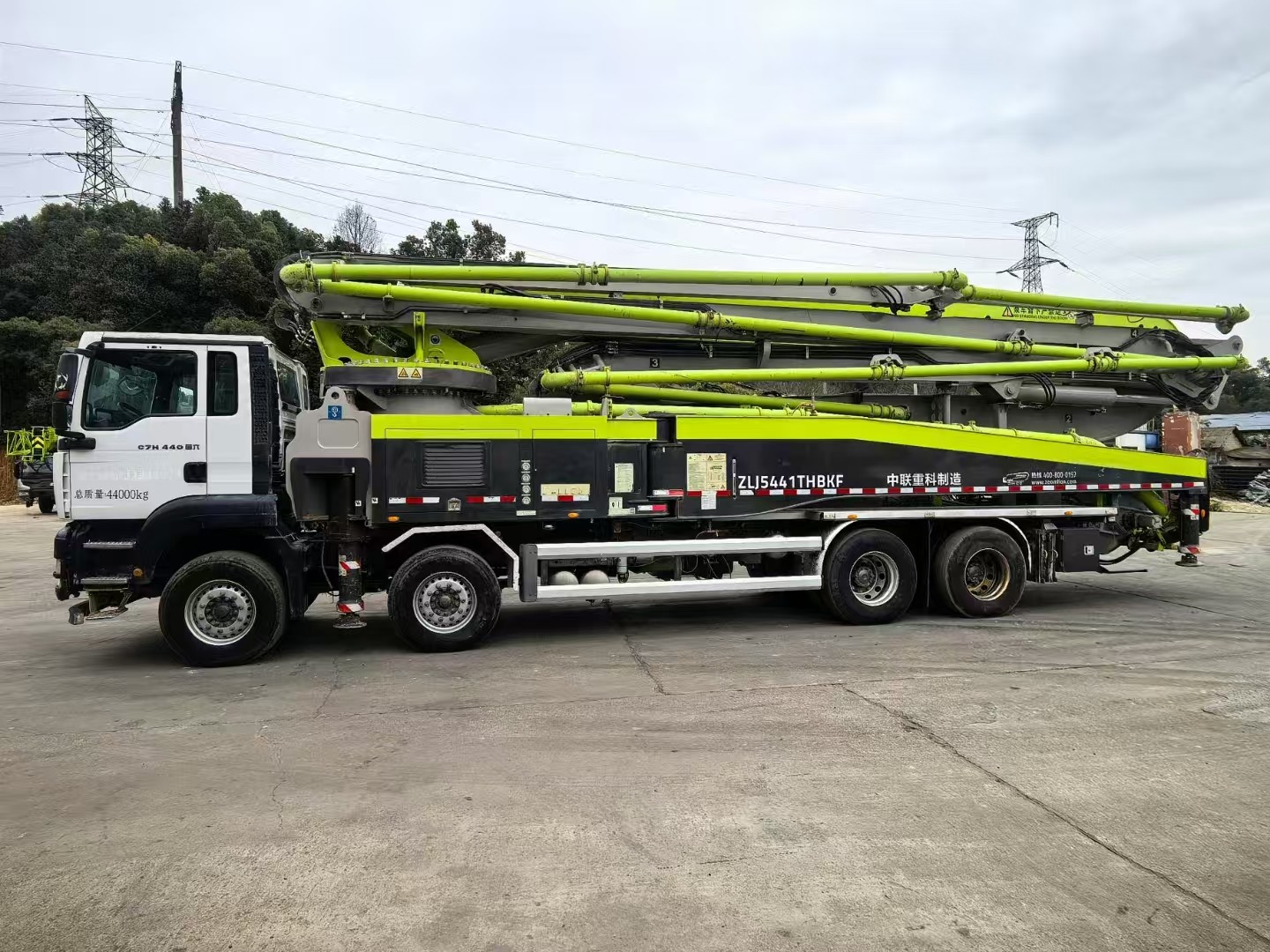 Zoomlion's 56-meter concrete pump truck is equipped with German Shandeka chassis, specially built for high-rise buildings and large projects.