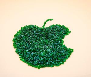 China Industrial Grade PCR Plastic Recycled Natural Color PET Chips IV0.78 Abs Plastic Pellets factory