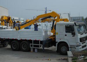 China 5T Safety Knuckle Boom Truck Crane For Mining Industry factory