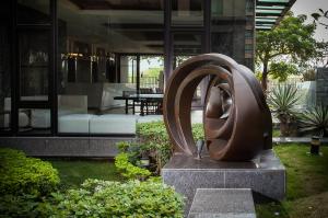 China Surface Painted Outdoor Bronze Sculpture , Customized Painted Bronze Yard Sculptures factory