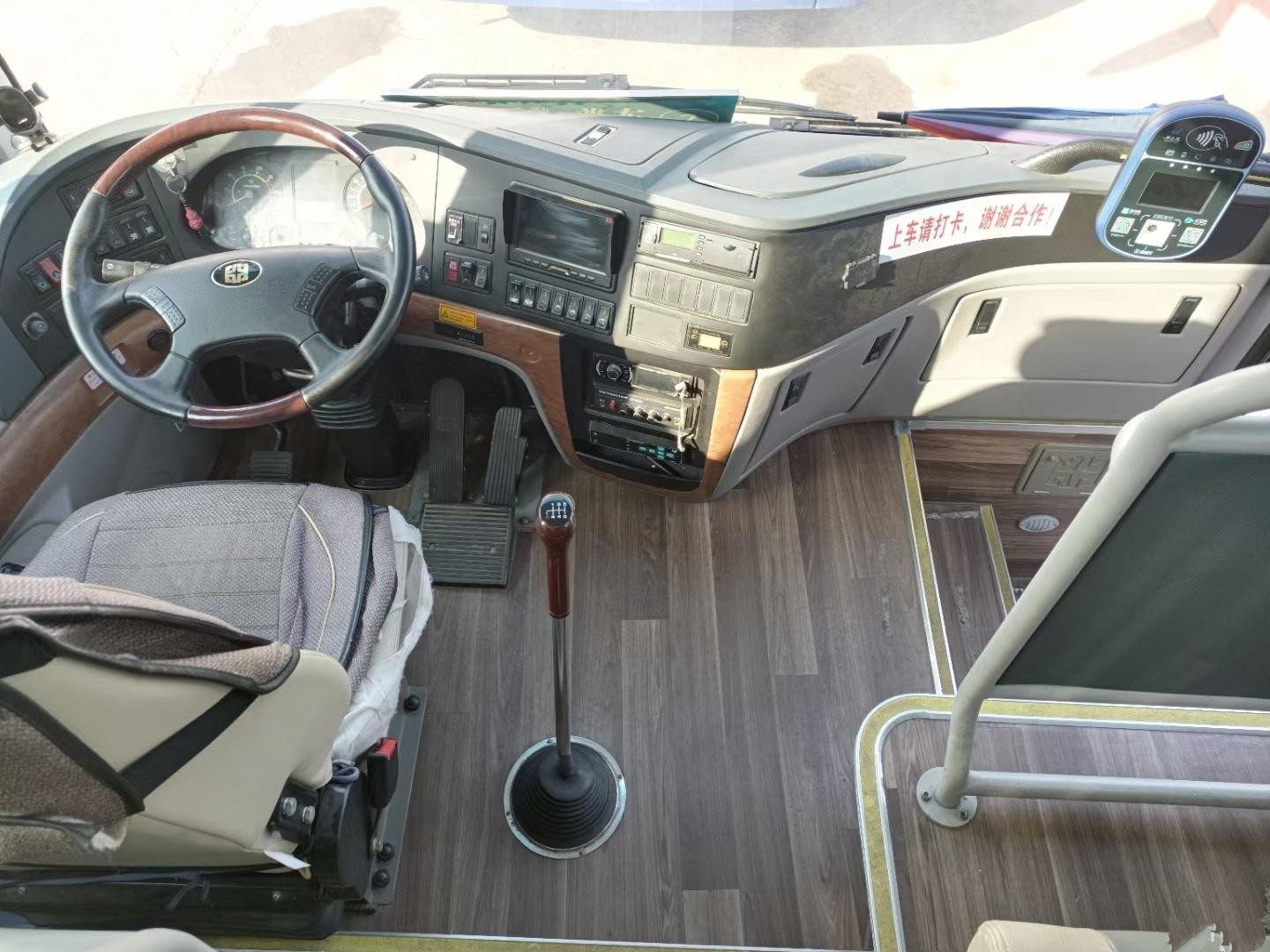 LCK6100 Zhongtong Bus Second Hand Tour Bus with Yuchai Engine and Air Bag Suspension