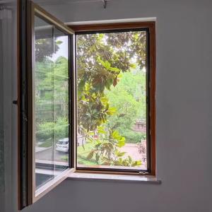 China DIY Aluminum Frame Roller Retractable Screen Window Durable And Adjustable factory
