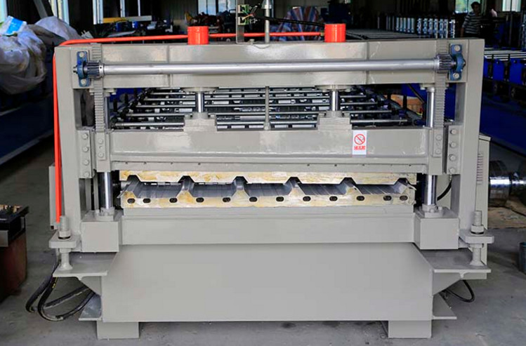 PLC Control 245Mpa 0.3mm Roof Panel Roll Forming Machine