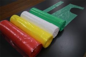 China Household Colored Disposable PE Apron On Rolls Round Neck Fluid Prevention factory