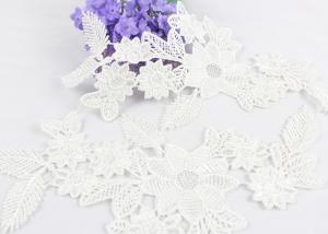 China Fashion Polyester Lace Neckline Applique With Floral Embroidered For Clothing factory