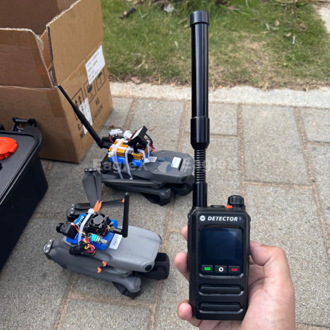 1.5-2KM Handheld FPV Drone detector Detection 800～1500MHz、2400～2485MHz、5725～5850MHz