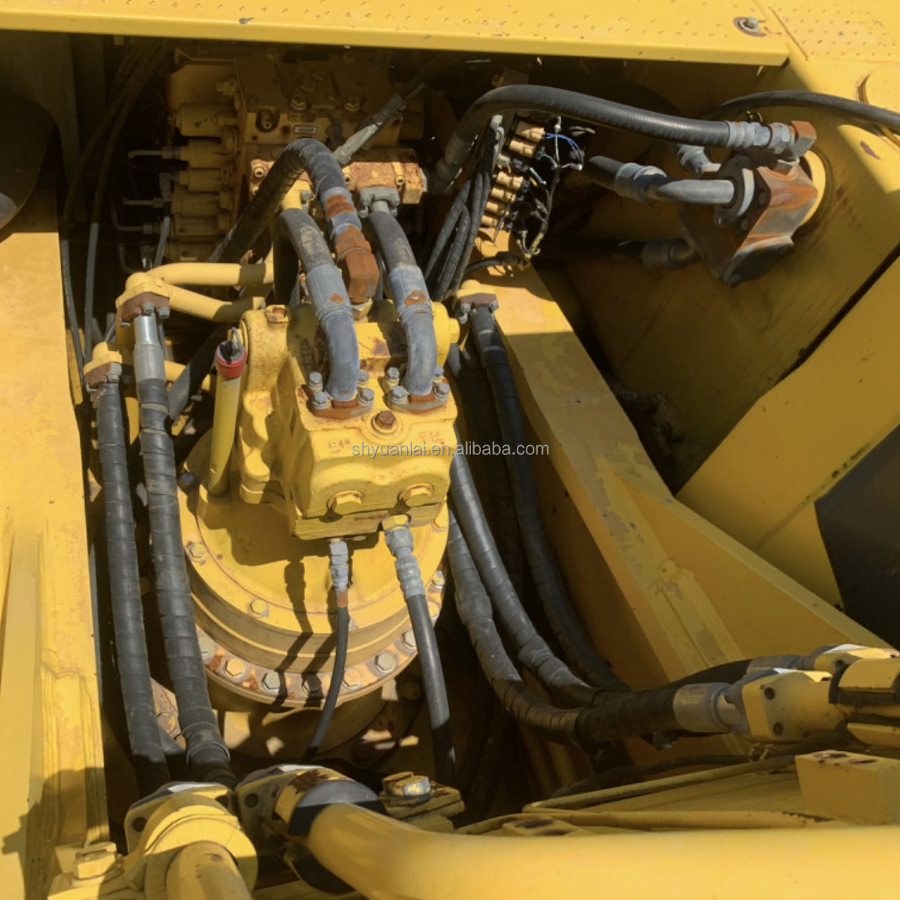 Versatile and Powerful Komatsu PC400-8 Crawler Excavator with 1.9m3 Bucket Capacity