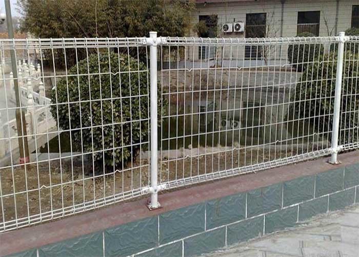 China ISO SGS Double Circle 50x200mm Welded Wire Mesh Fence on sale