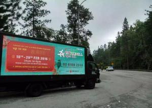 China 2R1G1B PH12 led screen billboard truck Mounted Installation , led display trailer factory
