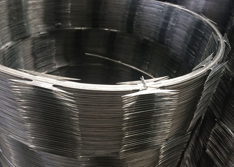 Hot Dipped Galvanized Razor Blade Fencing Wire Barbed 65mm Length CBT 65