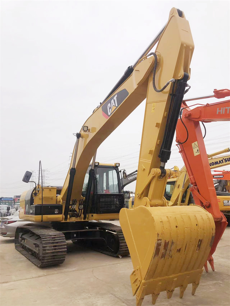 Good Condition 20 Ton Used Caterpillar 320D2 Excavator in Japan with Low Working Hours