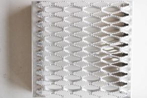 China Crocodile Mouth Low Carbon Steel Anti - Skid Stair Treads Aluminum Material factory