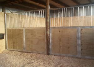 China Custom Luxury Horse Stall Fronts For Pole Barns Solid / Grilled Divider factory