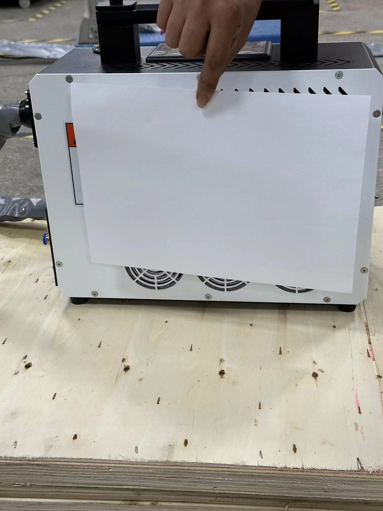 Raycus IPG MAX JPT Source 100W Portable Laser Cleaning Machine for Wood Stone Metal Removal Easy to Operate and Portable
