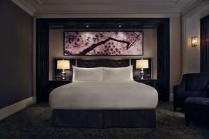China Five Star Leather Hotel Bedroom Furniture Sets King Size / Double Size With Marble Top Night Table factory