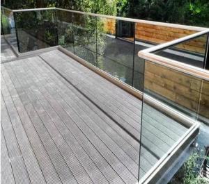 China Beautiful Modern Glass Stair Railing External Frameless Glass Balustrade factory