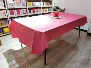 China Disposable Party Paper Tablecloths Hot Pink With Plastic Table Cover For BBQ Party factory