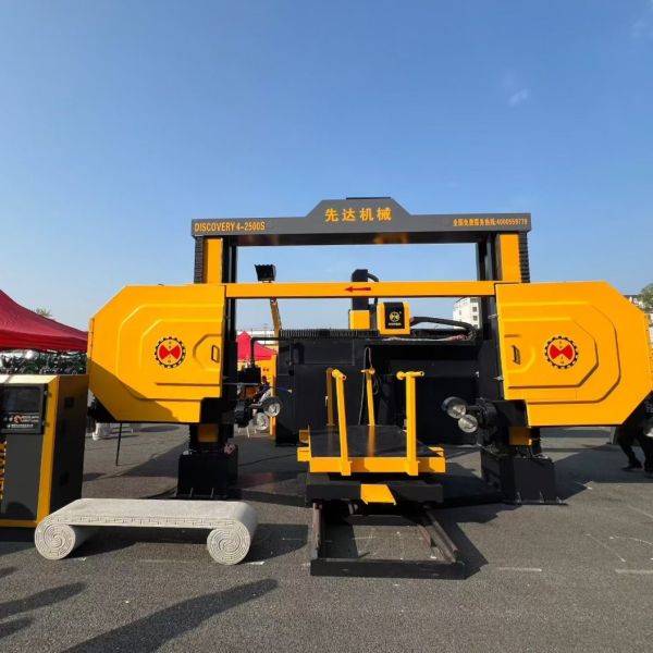 China 4-Axis CNC Diamond Wire Saw Machine with 360° Servo-Rotary Table 16-Surface Slideway and 28 Rolling-Wheel Synchronous Lifts factory