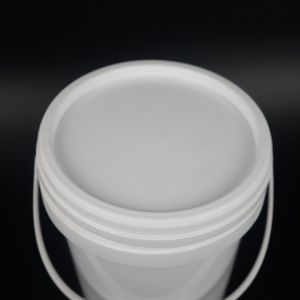 China Round Molded Plastic Bucket With Smooth Surface And Seal Lid factory