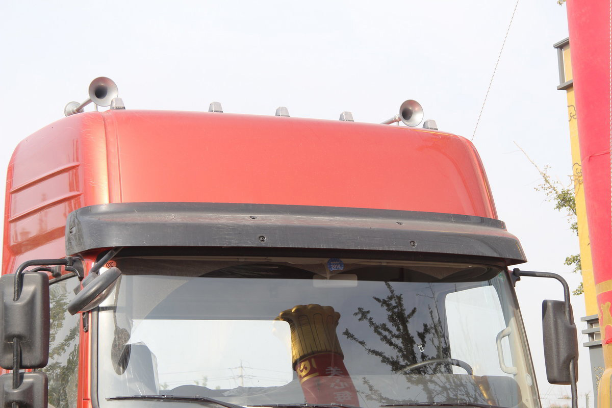 8.9 L Emission Dongfeng 340hp Prime Mover 6*2 Tractor Head for Commercial Truck Trailers
