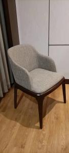 China ISO18001 Certified Ash Solid Wood Wooden Hotel Chairs ODM Service factory
