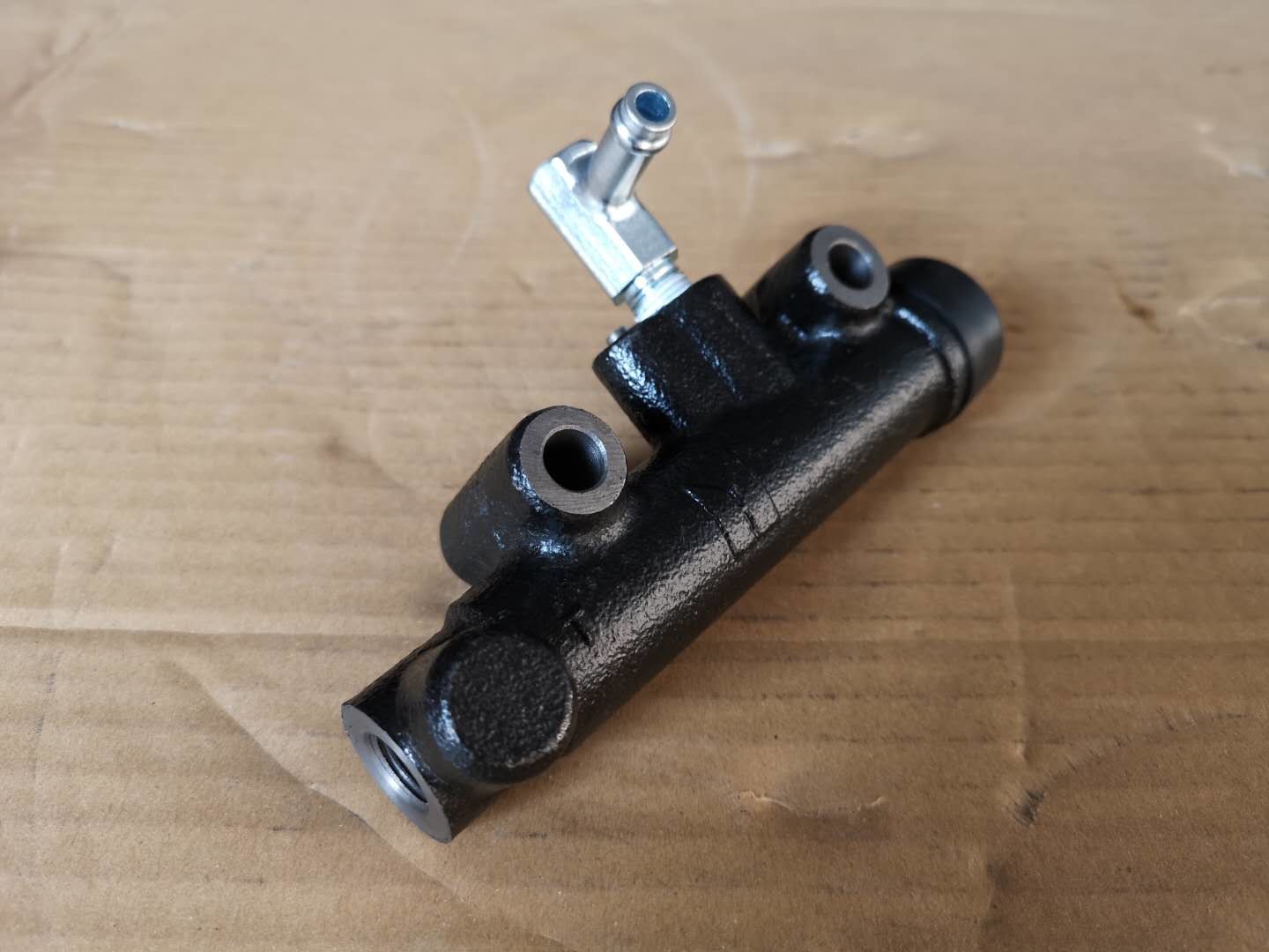 1475002392 ISUZU Heavy Truck Clutch Master Cylinder Oil Pipe Hole At Bottom
