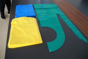 China Colorful Disposable PE Apron Flat Packed , Plastic Kitchen Aprons OEM Service factory