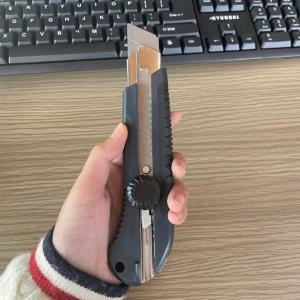 China 25mm Black Plastic Handle Snap Off Utility Knife with Rotary Locking for Thin Sheeting factory