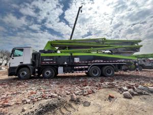 China Vertical Reach of 52m Zoomlion Concrete Pump Truck for Total Weight 40900kgs factory