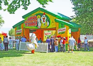 China Chicken Pattern Inflatable Booth For Food Promotion Various Color Long Use Life factory