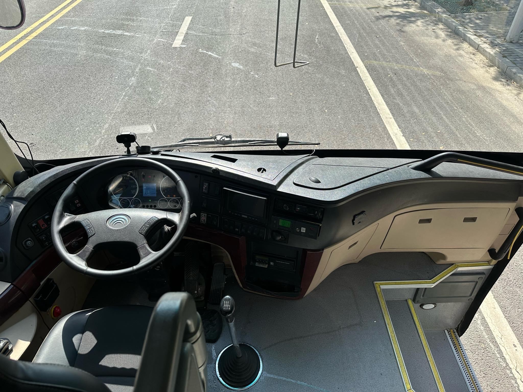 Africa ZK6906 Used Yutong Buses 38seats Passenger Coach Bus Tourist Van 270hp Yuchai